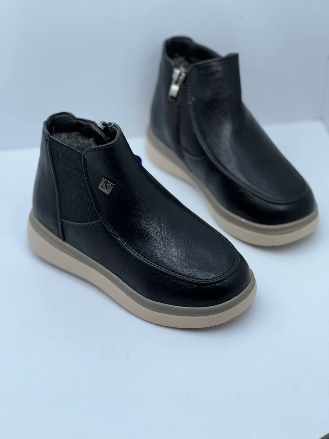 Теплые зимние ботинки для мужчин из замши и резины.