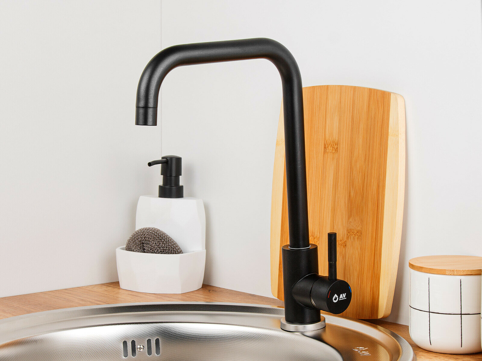 Смеситель для кухни AV ENGINEERING серия ZAR черный (AVZAR4-B304BK-737) — фото 1