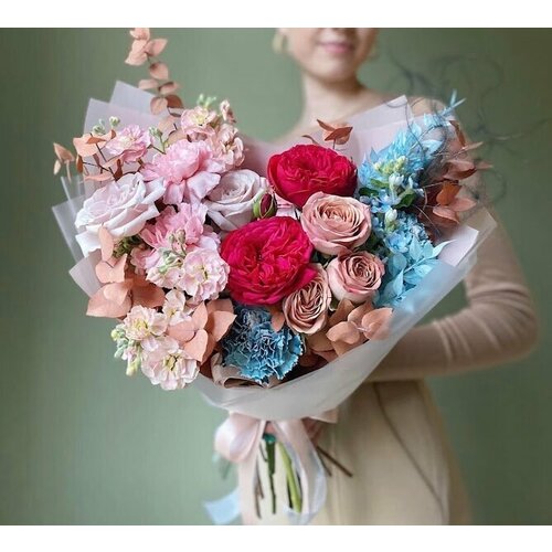Букет "Сама элегантность" пионовидные розы, гвоздики, маттиола, пеларгония, красивый букет цветов, шикарный, цветы премиум, роза.