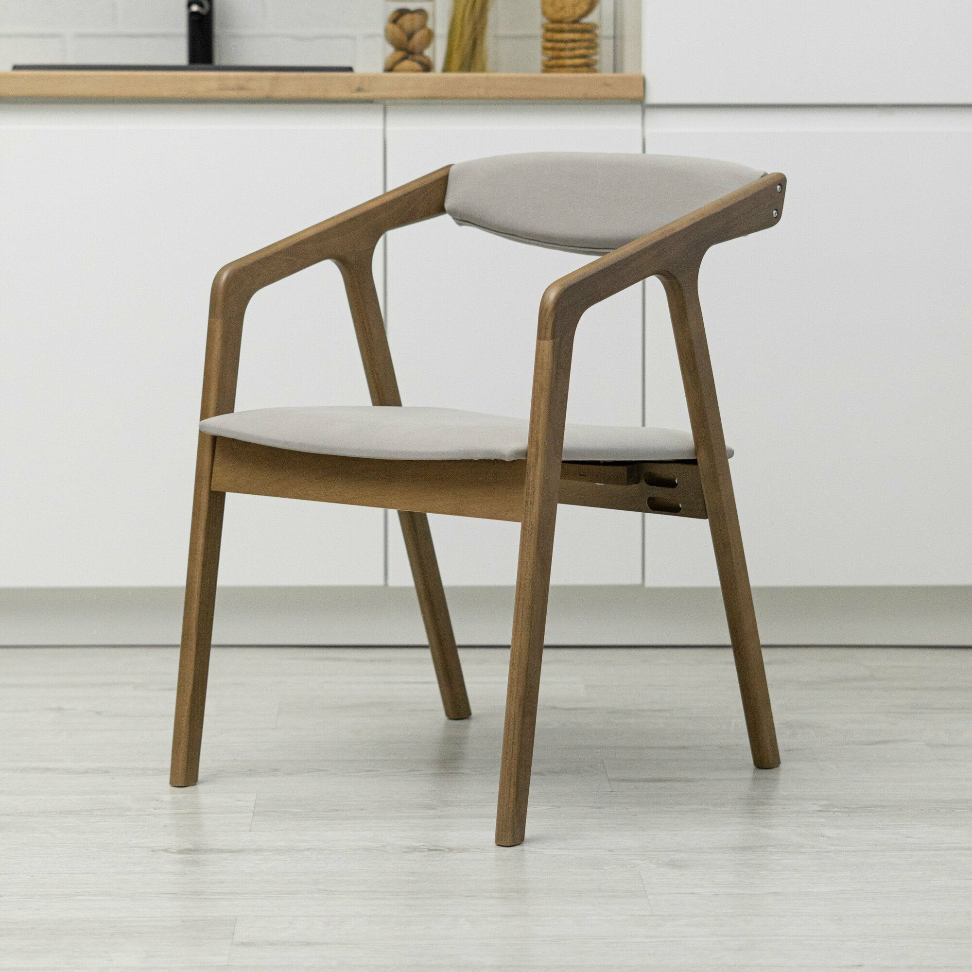 Деревянный стул для кухни, гостиной, письменного стола FLORENCIA обивка - серо-сиреневый велюр, каркас - светлый орех - фотография № 2