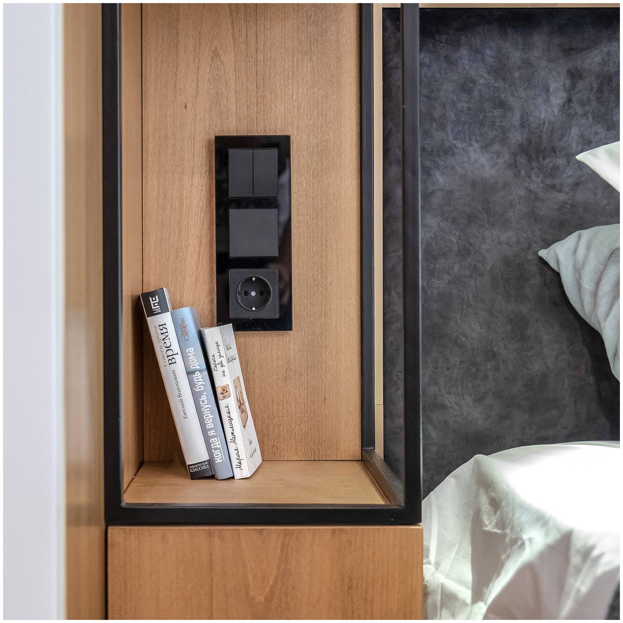 Розетка с заземлением Werkel (Черный матовый) — фото 1