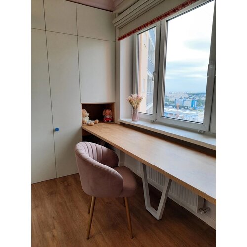 Компактный велюровый стул Бонни в розовом исполнении на золотых опорах