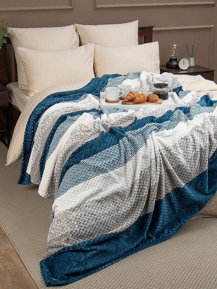 Плед TexRepublic Deco Lux 200х220 см, 2 спальный, велсофт, покрывало на диван, теплый, мягкий, зеленый с принтом полосы - фотография № 3