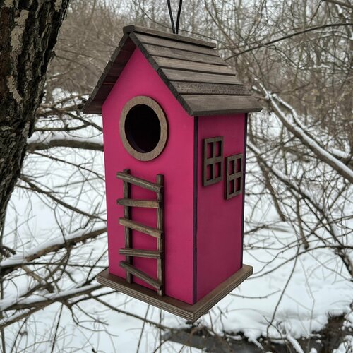 Деревянный скворечник для птиц PinePeak / Кормушка для птиц подвесная для дачи и сада, 350х180х180мм, темно-розовый