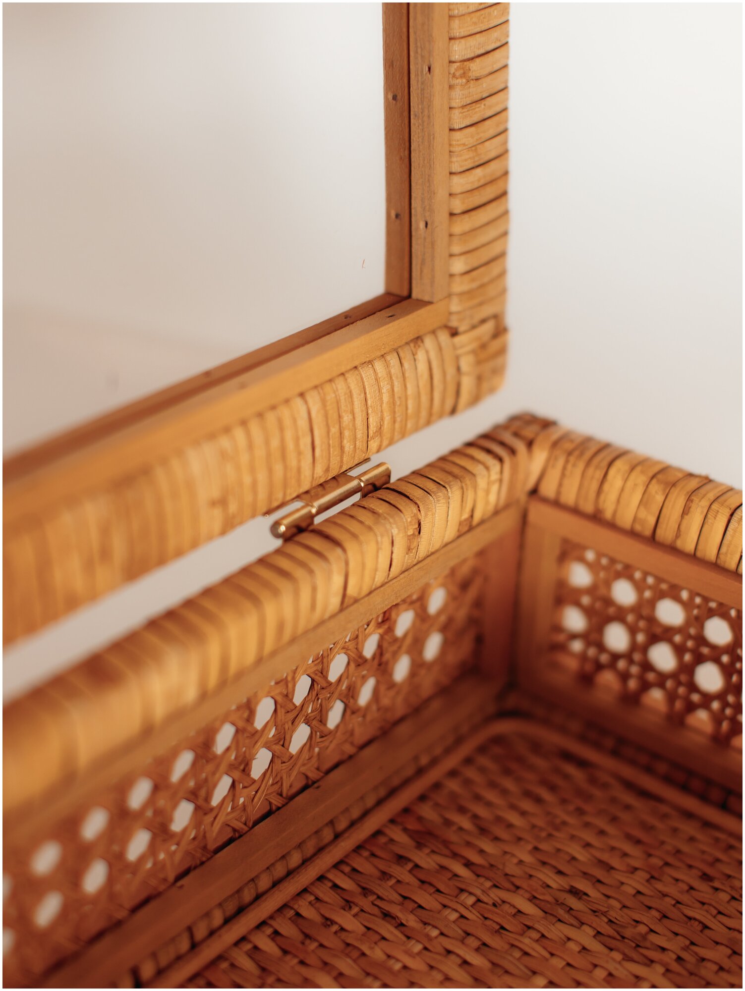 Плетеная корзинка для хранения с крышкой из ротанга Fabzone - фотография № 6