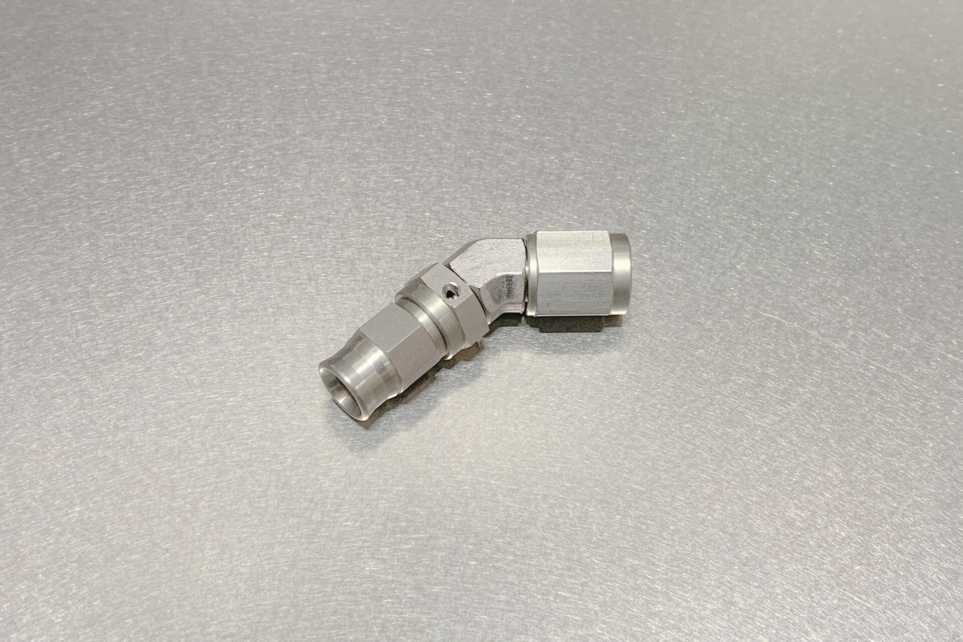 LEVEL Performance фитинг AN3–AN3 45° для PTFE-шланга GBBKRF-4503SS