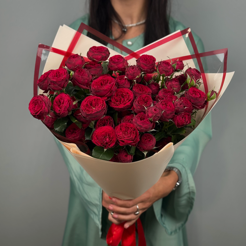 Изображение товара Букет из 9 кустовых пионовидных красных роз в стильной упаковке. «365 Поводов» - живые цветы с доставкой