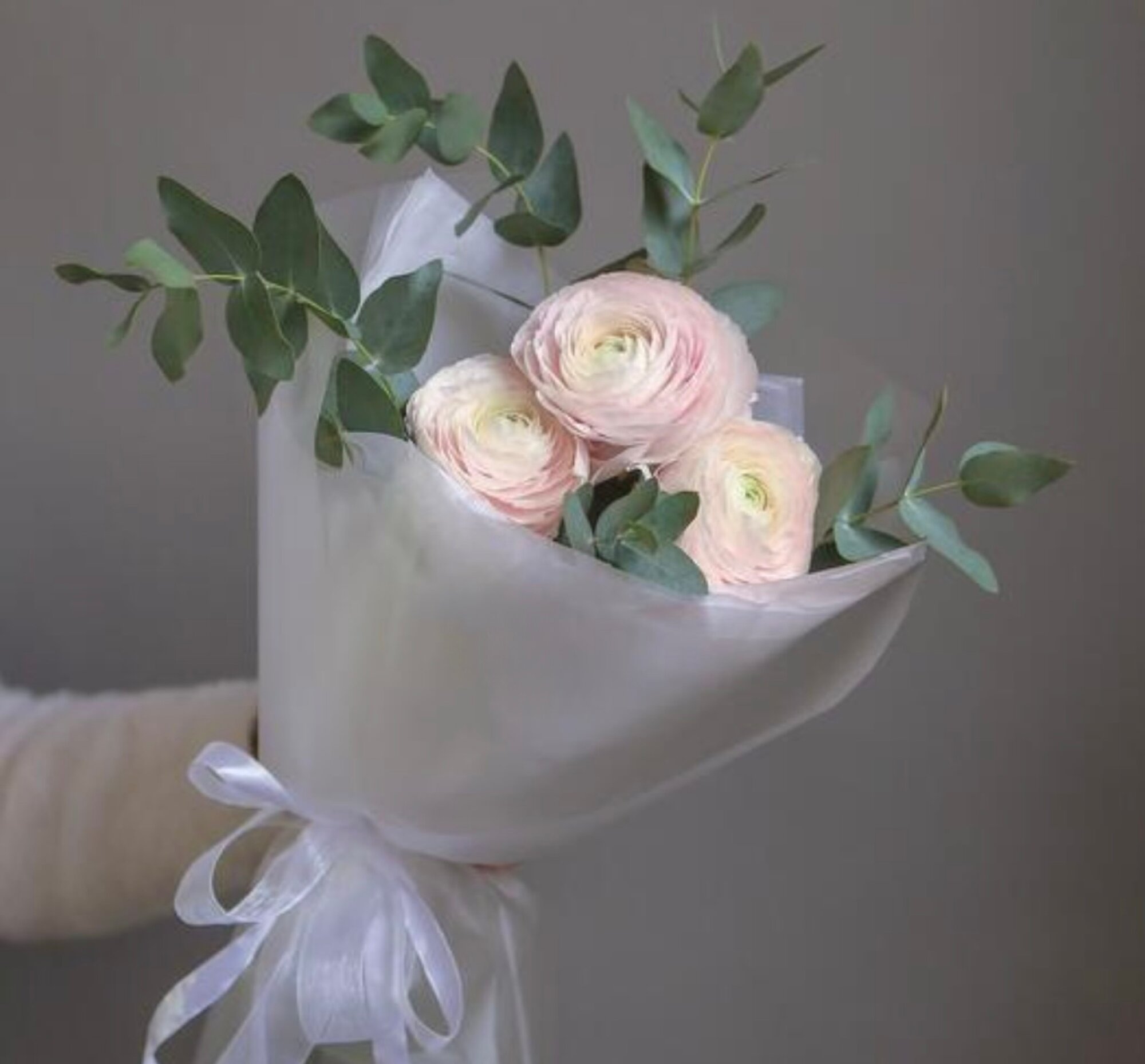 Мини-букет модные ранункулюсы (азиатские лютики 3 штуки) и ароматны эвкалипт