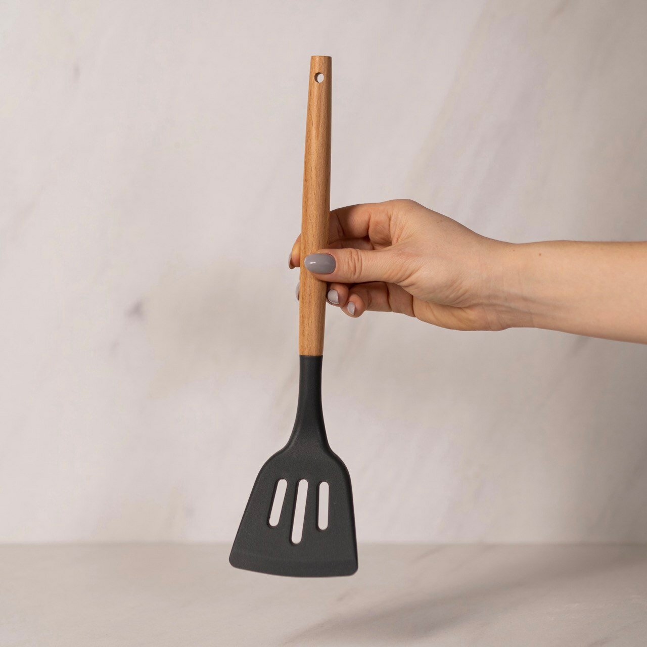 фото Лопатка кулинарная с отверстиями hilZz 33 см