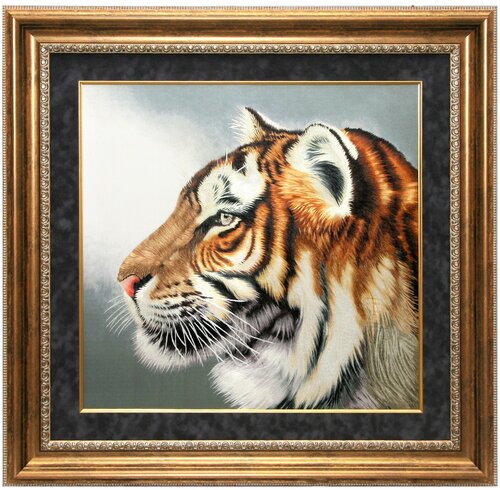 Картина вышитая шелком Голова молодого тигра ручной работы/см 68х68х3/в багете