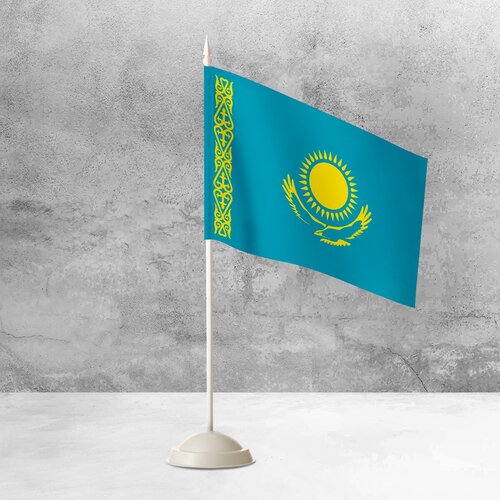 настольный пиратский флаг на пластиковой белой подставке Настольный флаг Казахстана на пластиковой белой подставке