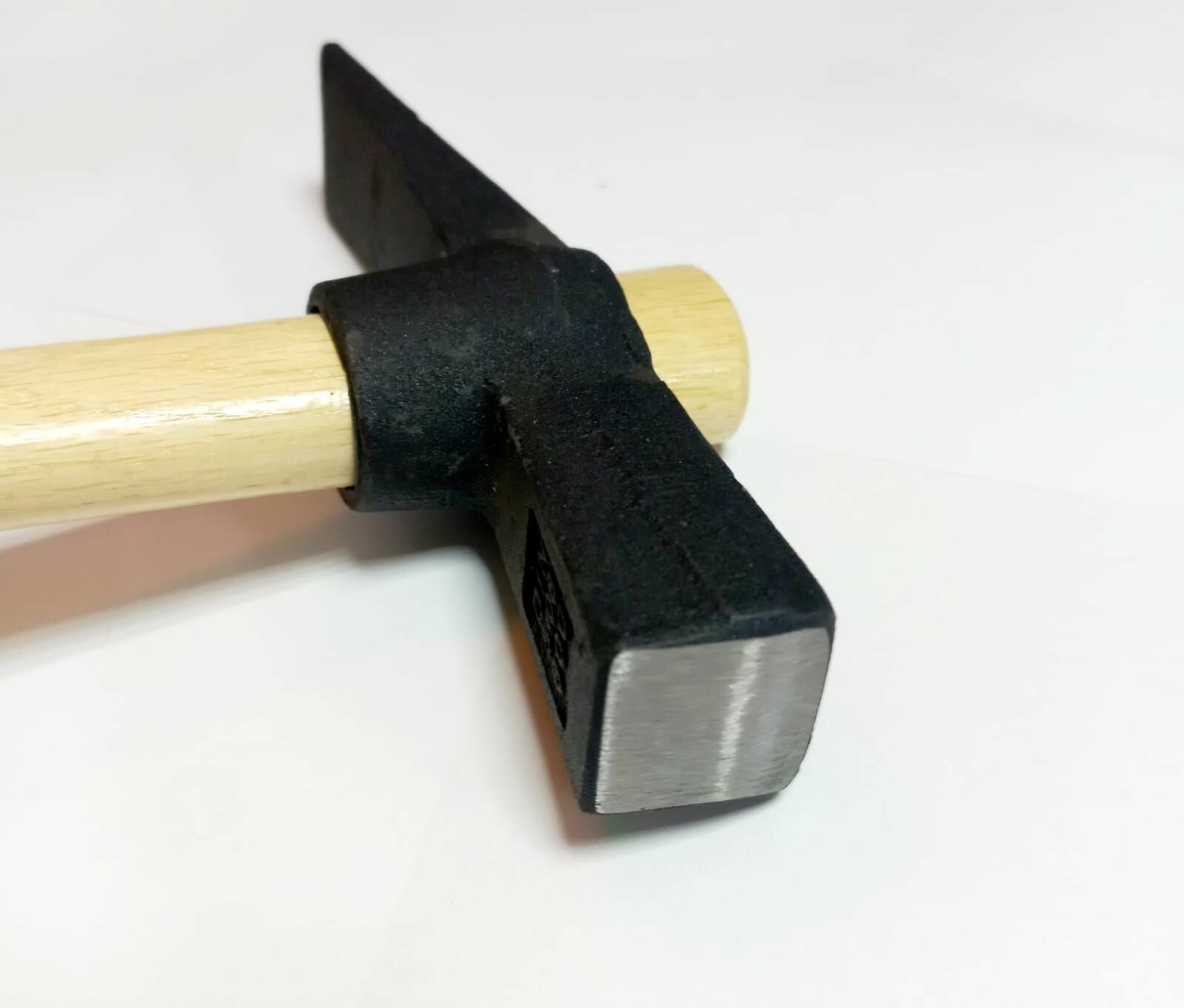 Молотки MAXI TOOL Молоток каменщика кирка 600 гр, углеродистая сталь, деревянная ручка