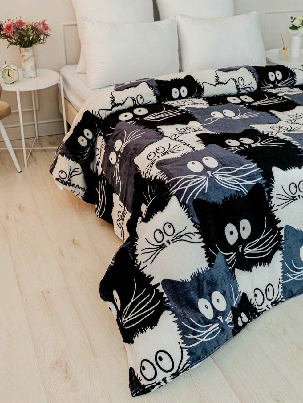 Плед 220х240 евро макси Павлина FREEDom Коты компания черно-белый — фото 1