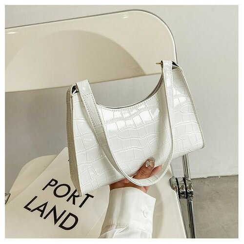 Женская сумка-багет классическая белая лакированная