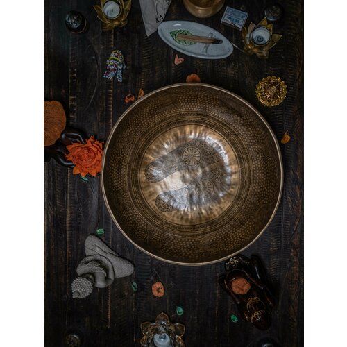 Samadhi Тибетская поющая чаша Кованная: 82 Hz, E, 35,5, Etchin Carving - SBEC XXL