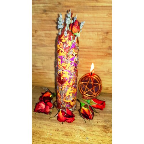 Красная катанная cвеча программная на Любовь и семью, с травами и эфирным маслом дамасской розы