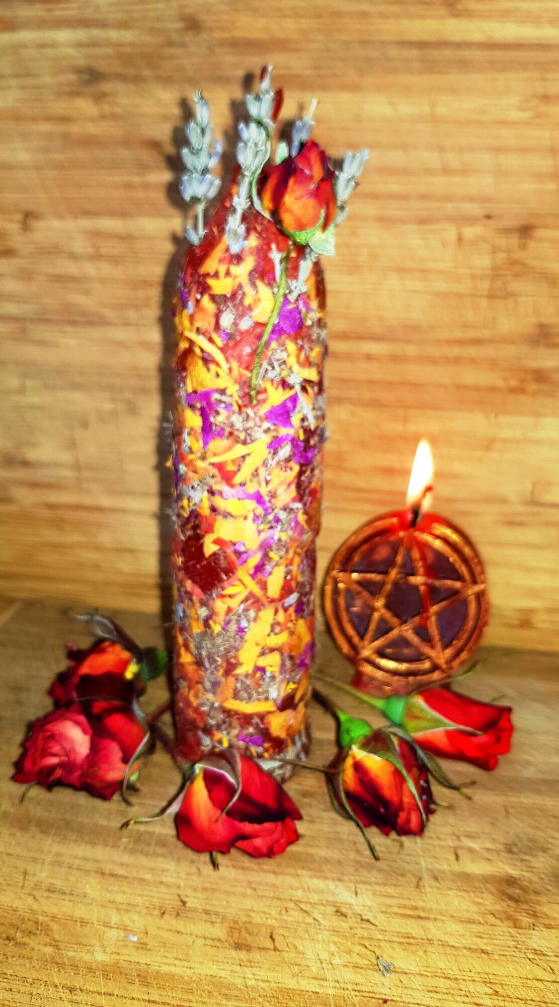 Красная катанная Свеча магическая/программная на Любовь и семью с травами и эфирным масло дамасской розы 1 шт.