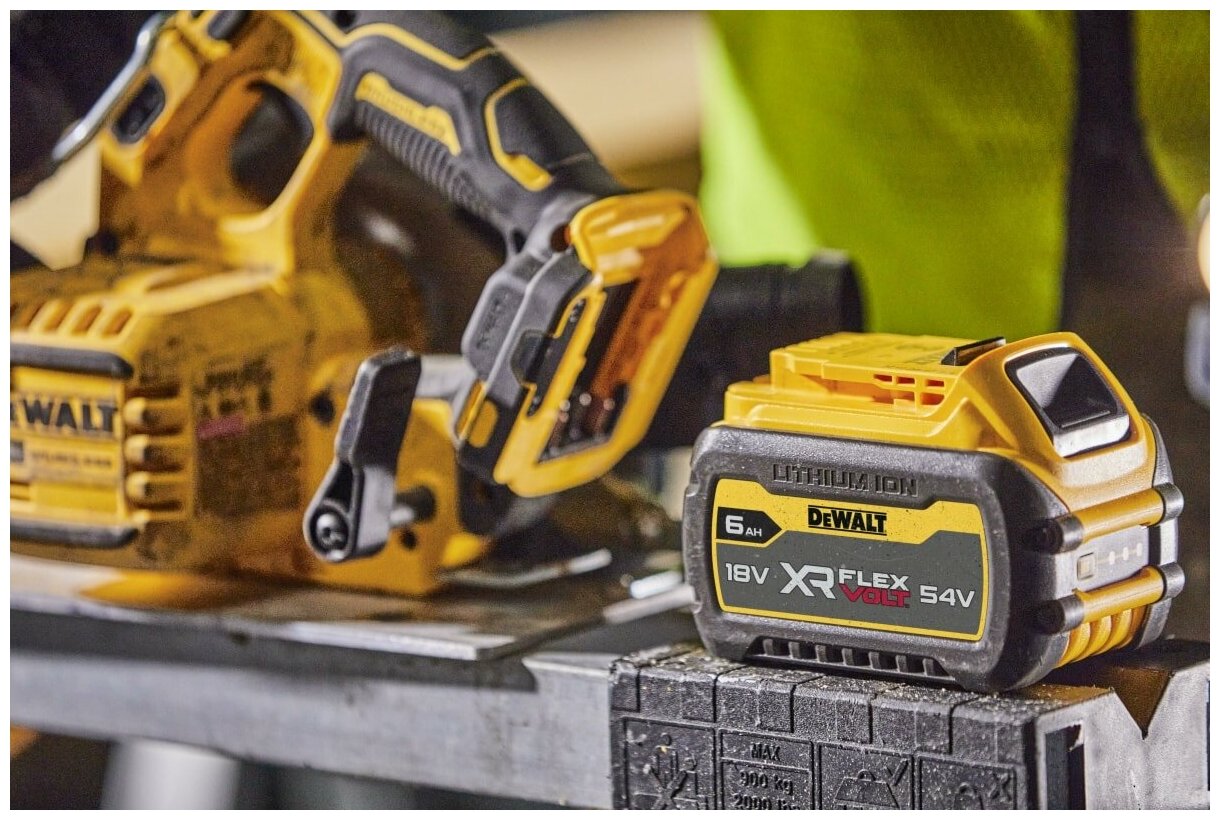 Пила дисковая аккумуляторная DEWALT DCS573NT-XJ (без АКБ и ЗУ) - фотография № 9