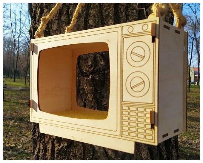 Деревянная необычная в виде советского телевизора кормушка, домик для птиц, белок