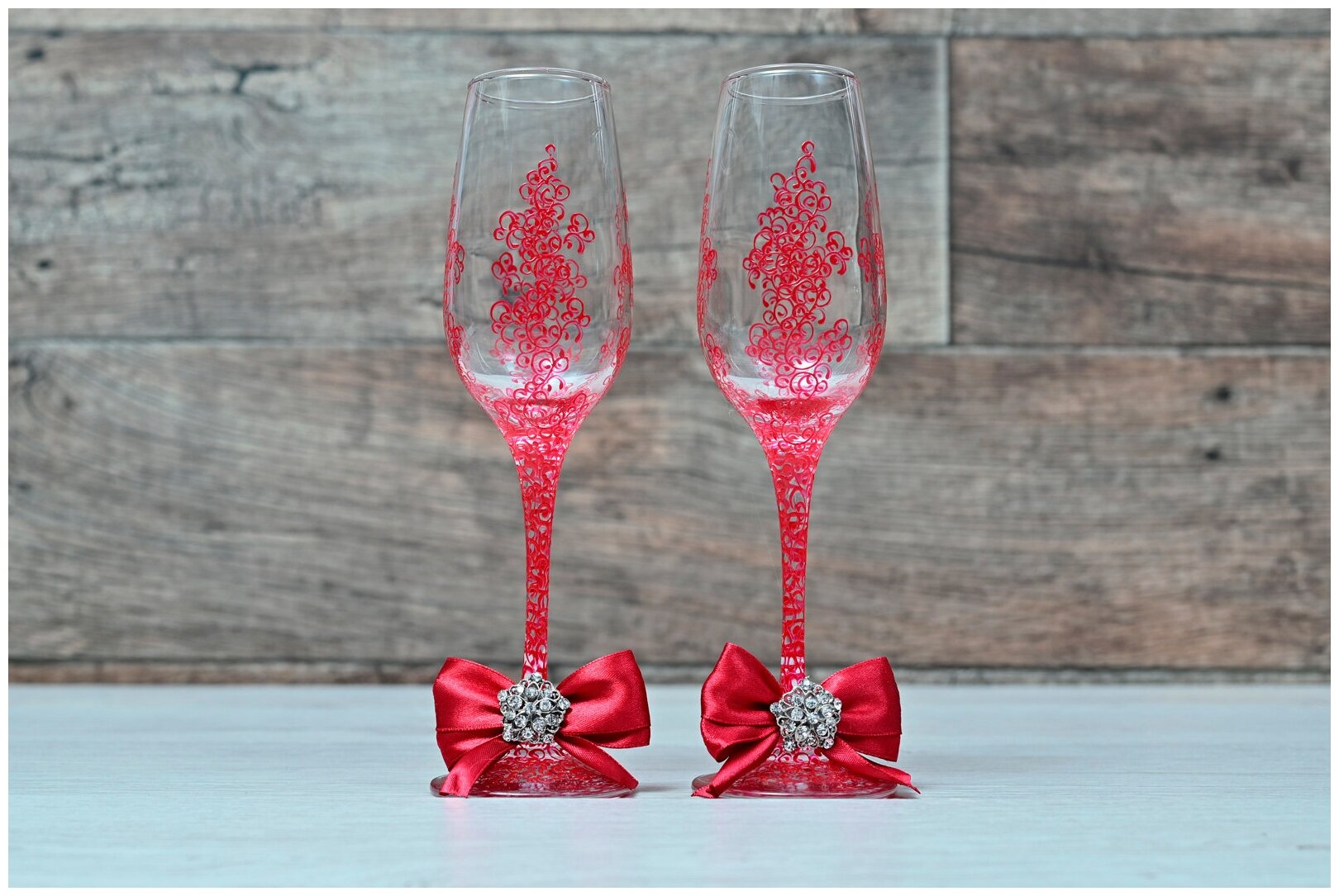 Свадебные бокалы "Лепестки" для жениха и невесты на свадьбу бордового цвета