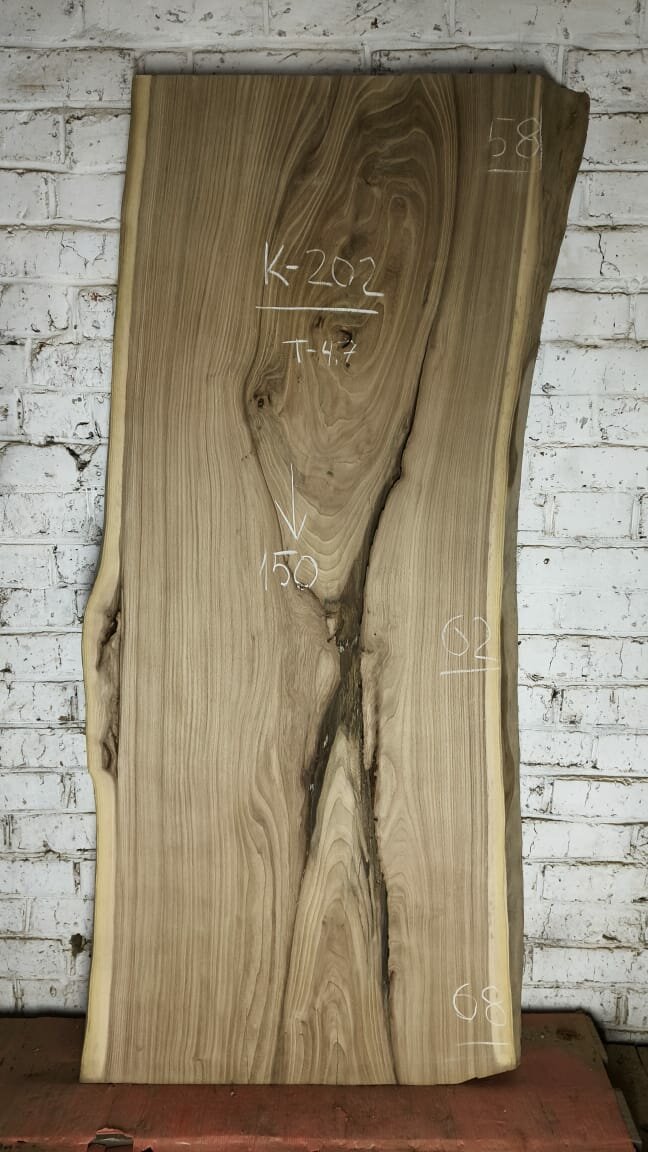 Слэб дерева Карагач К202, высота 150 см, толщина 4,7 см, выровнен в плоскости