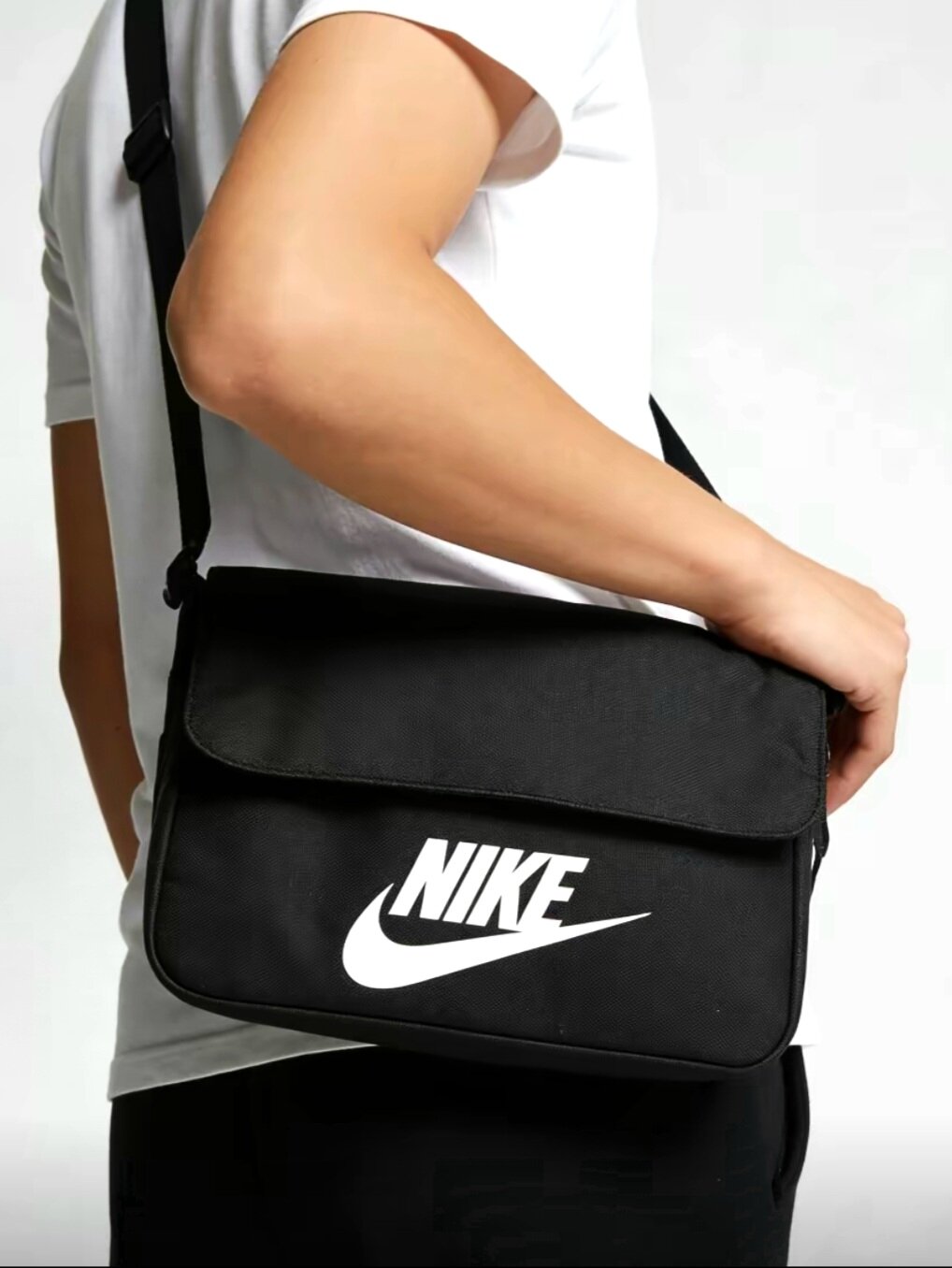 Сумка поясная NIKE, фактура гладкая, черный с логотипом — фото 1