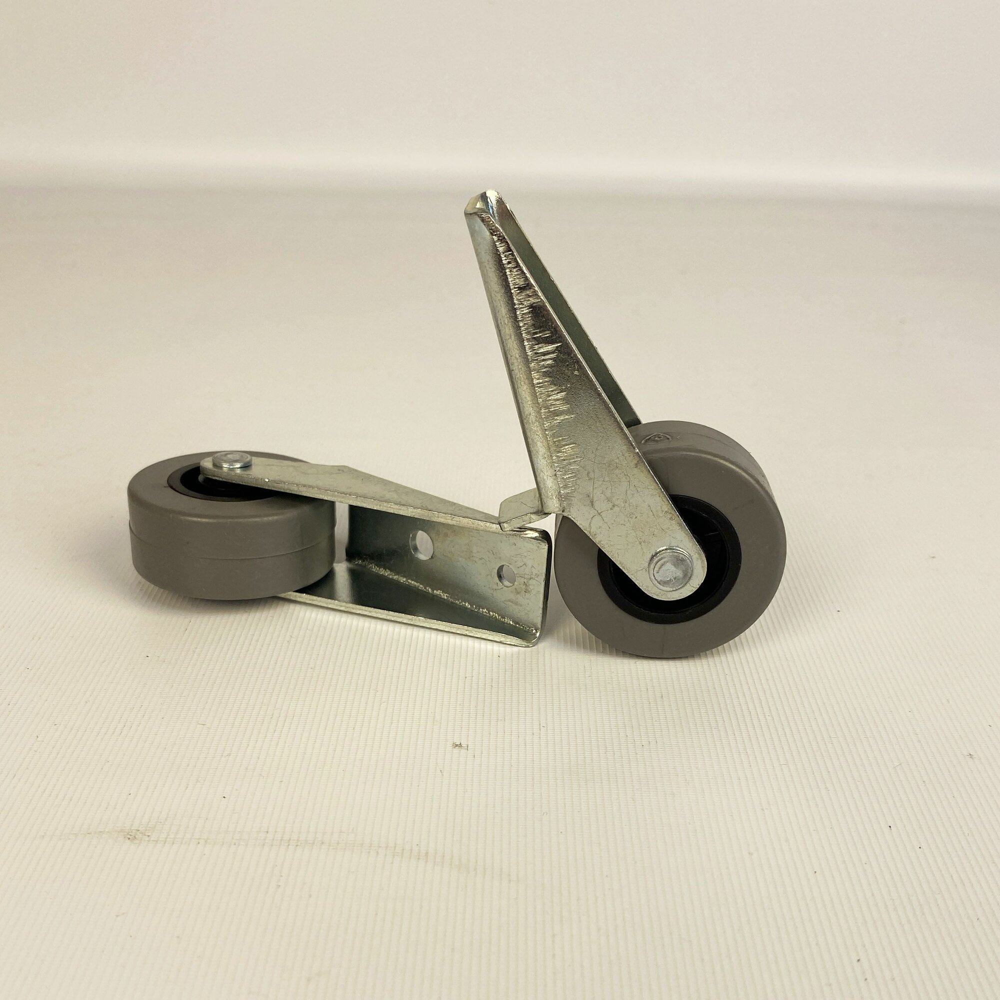 Изображение Колесная опора на площадке №422 для мебели с прорезиненным колесом D42, 2 шт