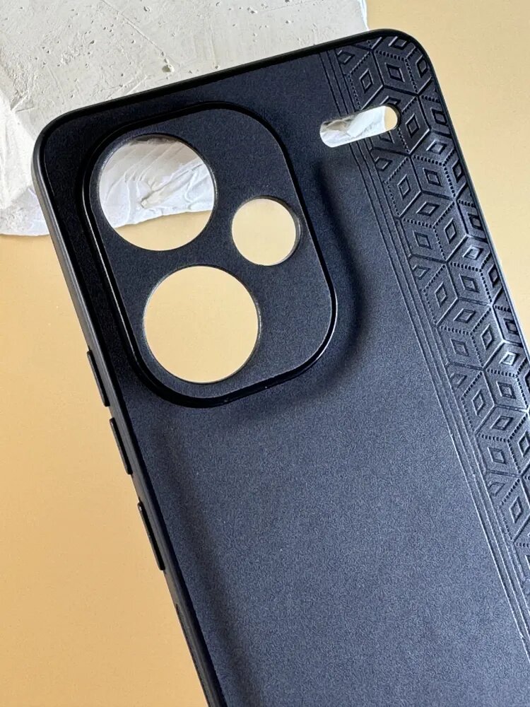 Чехол кожаный на Xiaomi Redmi Note 13 Pro Plus /Чехол на Редми Нот 13 Про Плюс с защитой камеры, геометрия, черный — фото 1