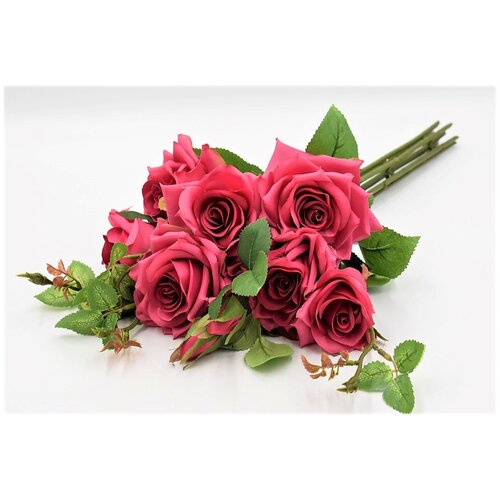 Букет роза с бутоном малинового цвета для интерьерной композиции 