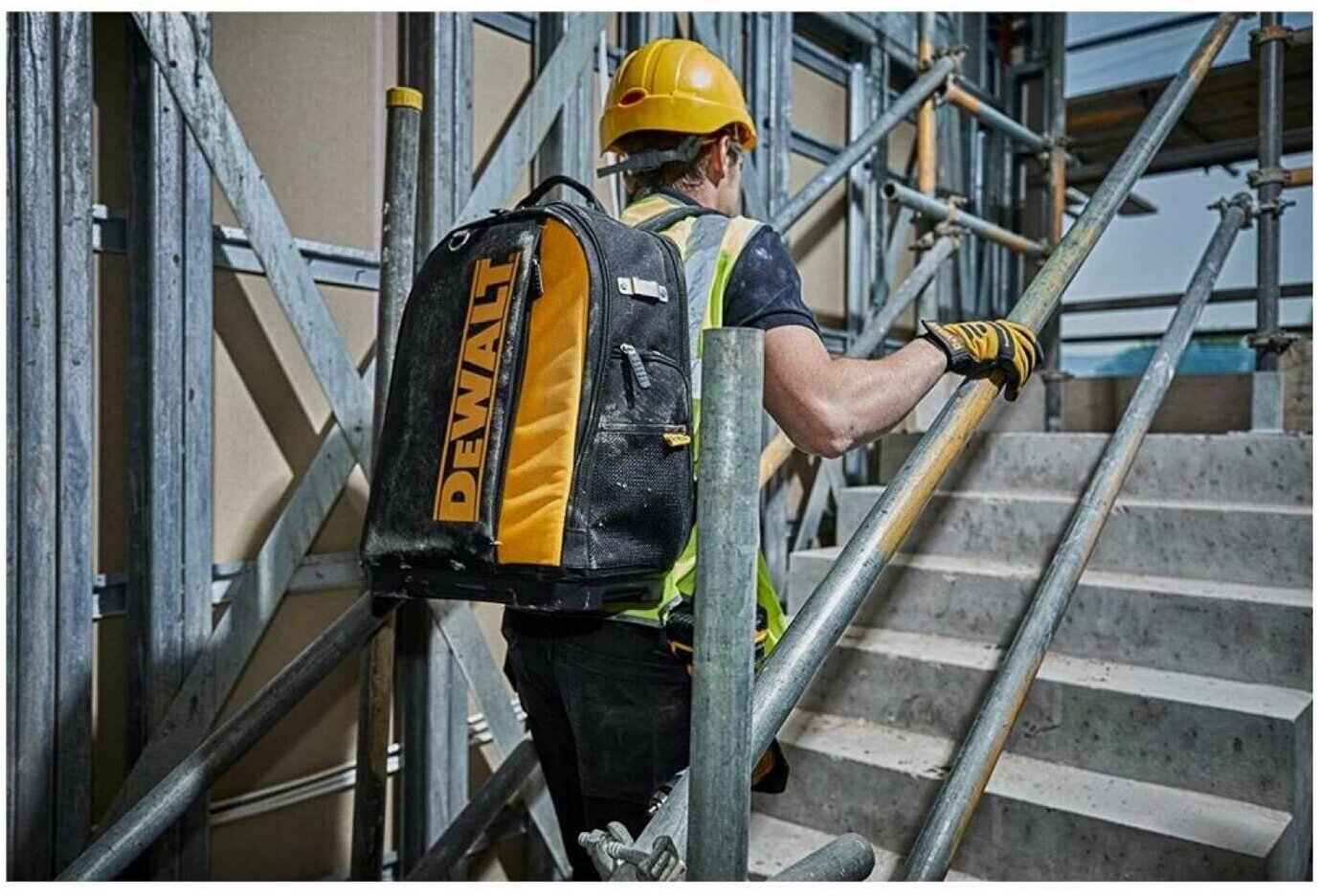 Сумка DeWALT DWST81690-1, черный