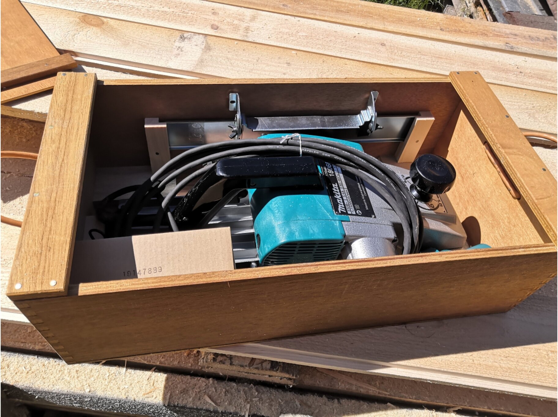 Сетевой электрорубанок Makita 1806B, без аккумулятора, 1200 Вт синий/серый - фото №13