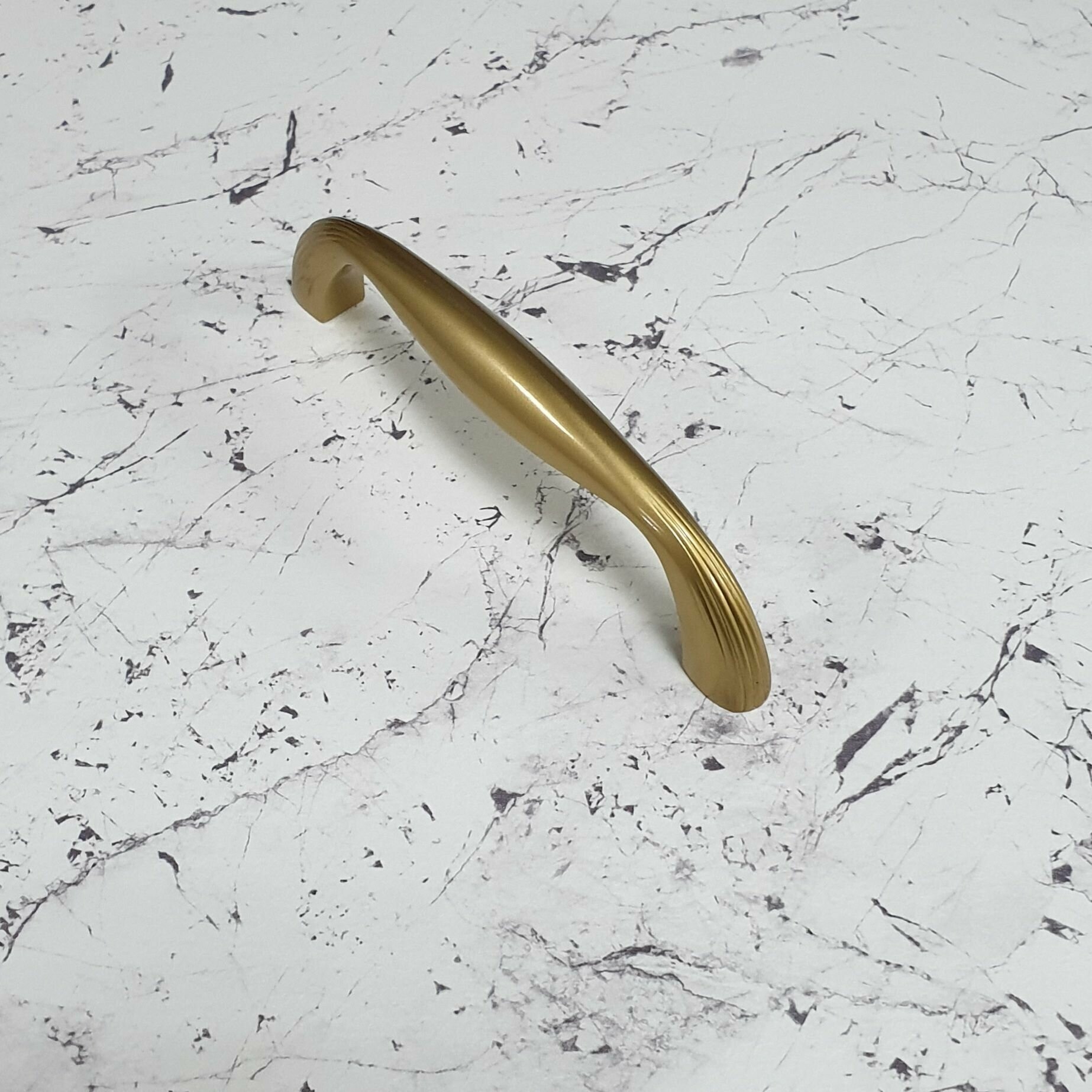 Ручка мебельная MAGICA, установочный размер - 96 мм, цвет - Карамельное золото, алюминий-цинк, RS198GC - фотография № 10