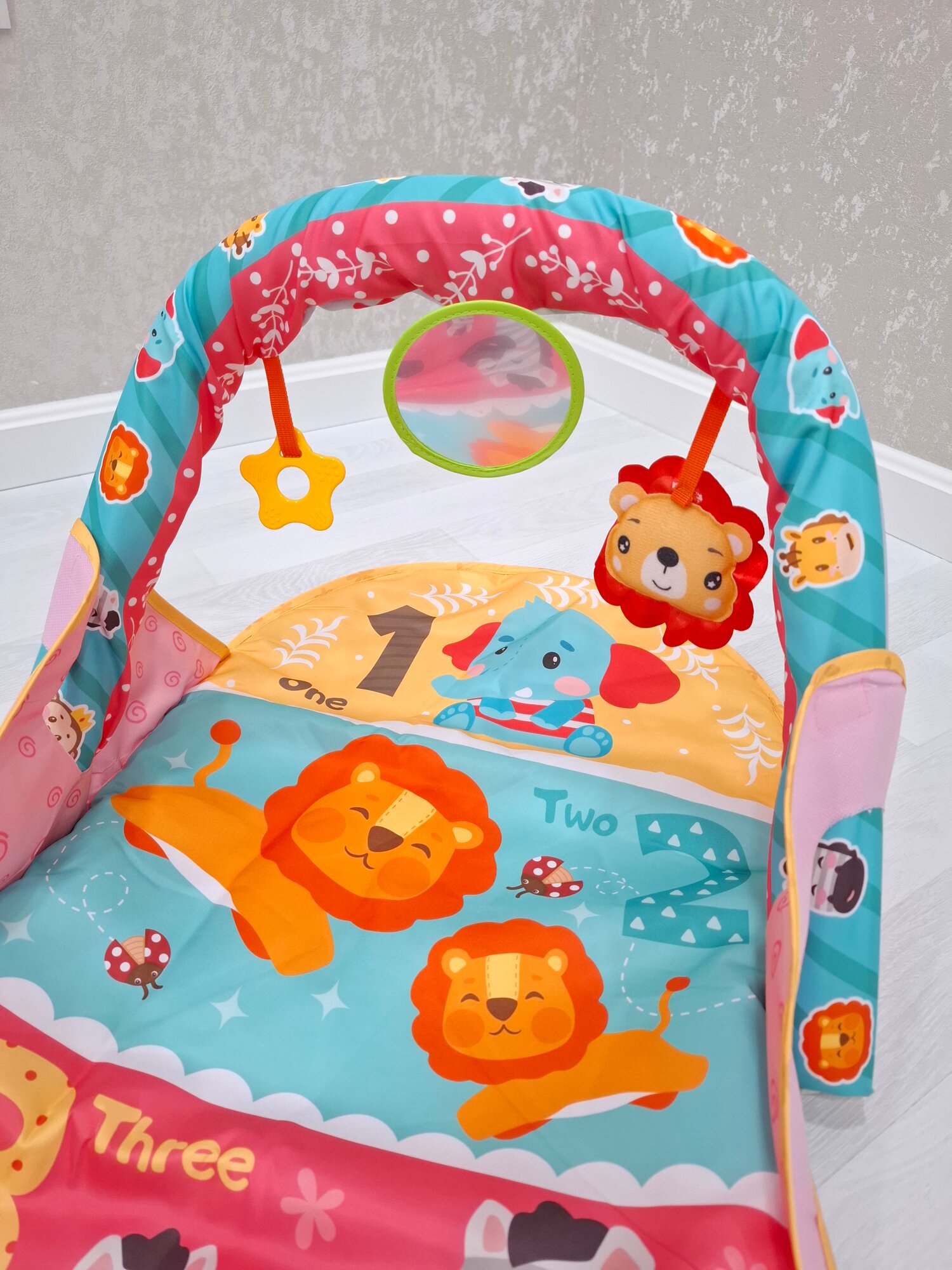 Детский развивающий коврик манеж с подвесными игрушками. возраст: 0+ — фото 1