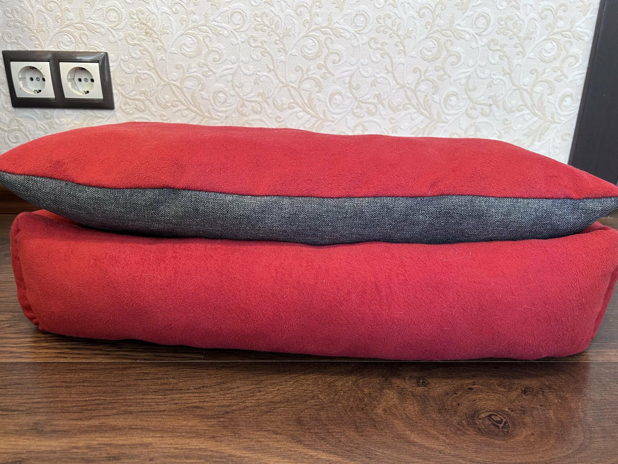 Лежанка для животных Красный Велюр с двусторонней подушкой велюр+рогожка антикоготь - фотография № 2