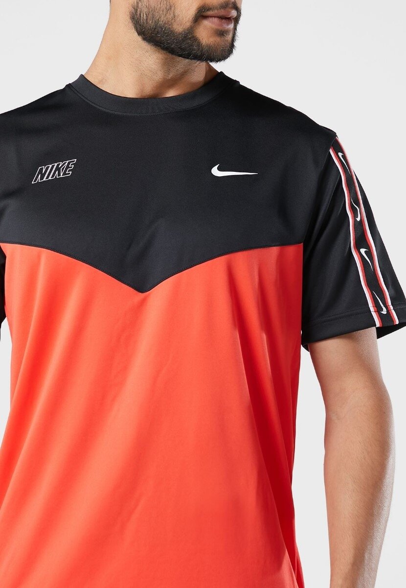 Футболка спортивная NIKE M Nsw Repeat Sw Pk Tee 1, размер M, черный/красный — фото 1