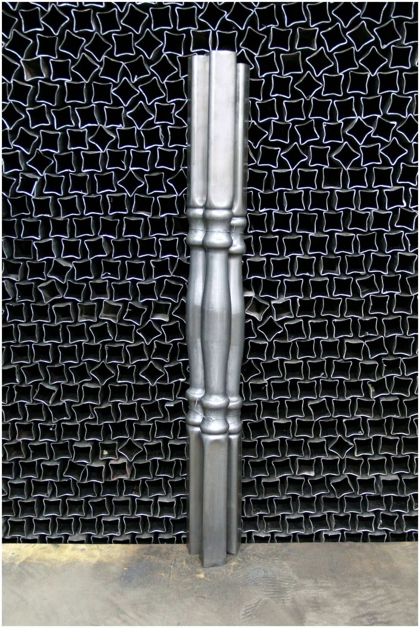 Набор балясин кованых металлических Royal Kovka, 3 шт., диаметр 60 мм, квадратные окончания 50х50 мм, арт. 50*50.4 В.КВ-1.2м-3 - фотография № 3