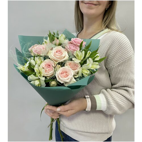 Авторский букет кустовых розовых роз и альстромерии Букет 52