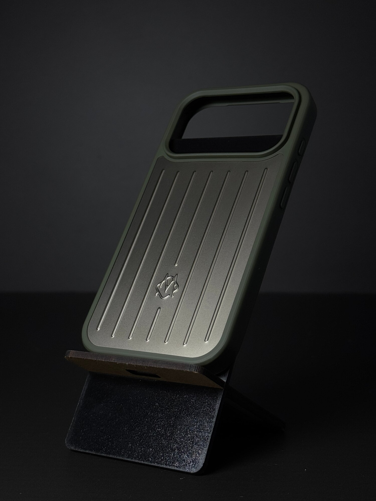 Чехол Rimowa Айфон 17 Про/18 Про чехол Rimowa iPhone 17/18 Pro, золотисто-зеленый