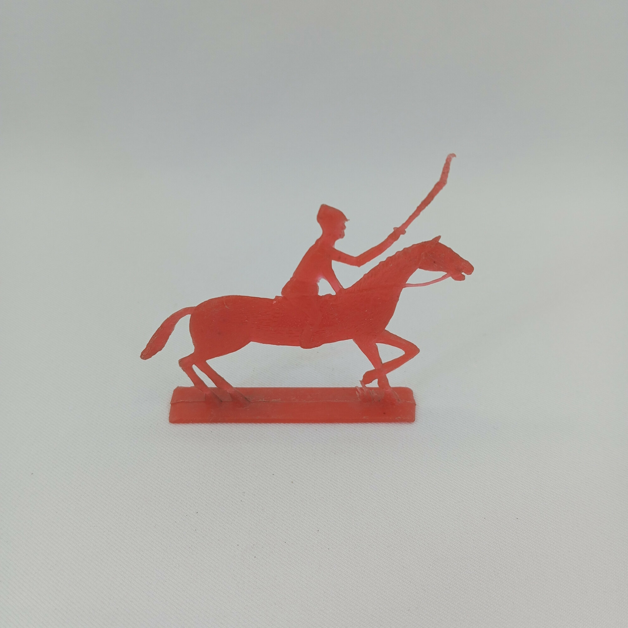 Фигурка всадника винтажная СССР. Игрушечный кавалерист на лошади с саблей на подставке
