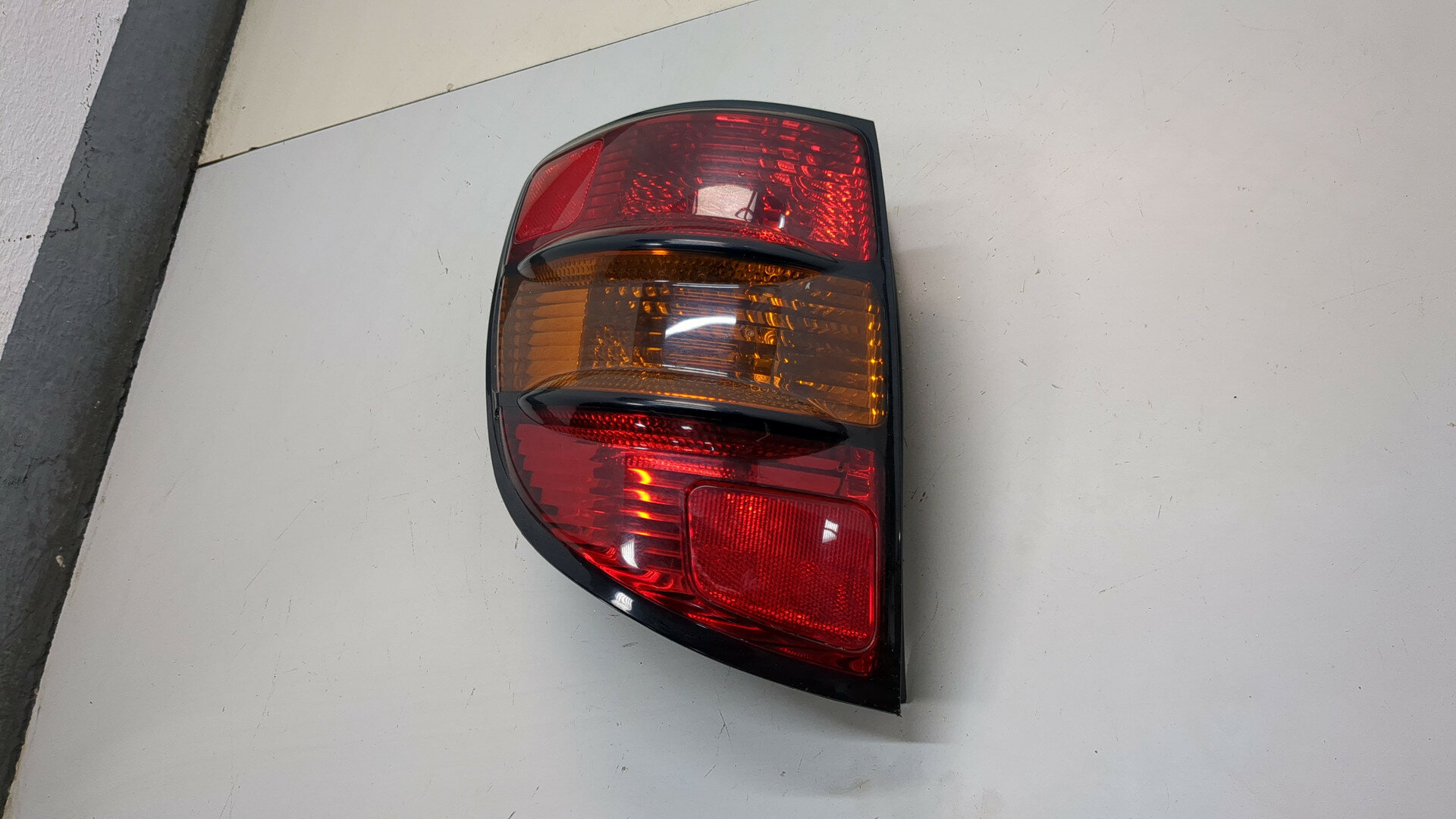 Фонарь (задний) левый Pontiac Vibe 1 Б/У