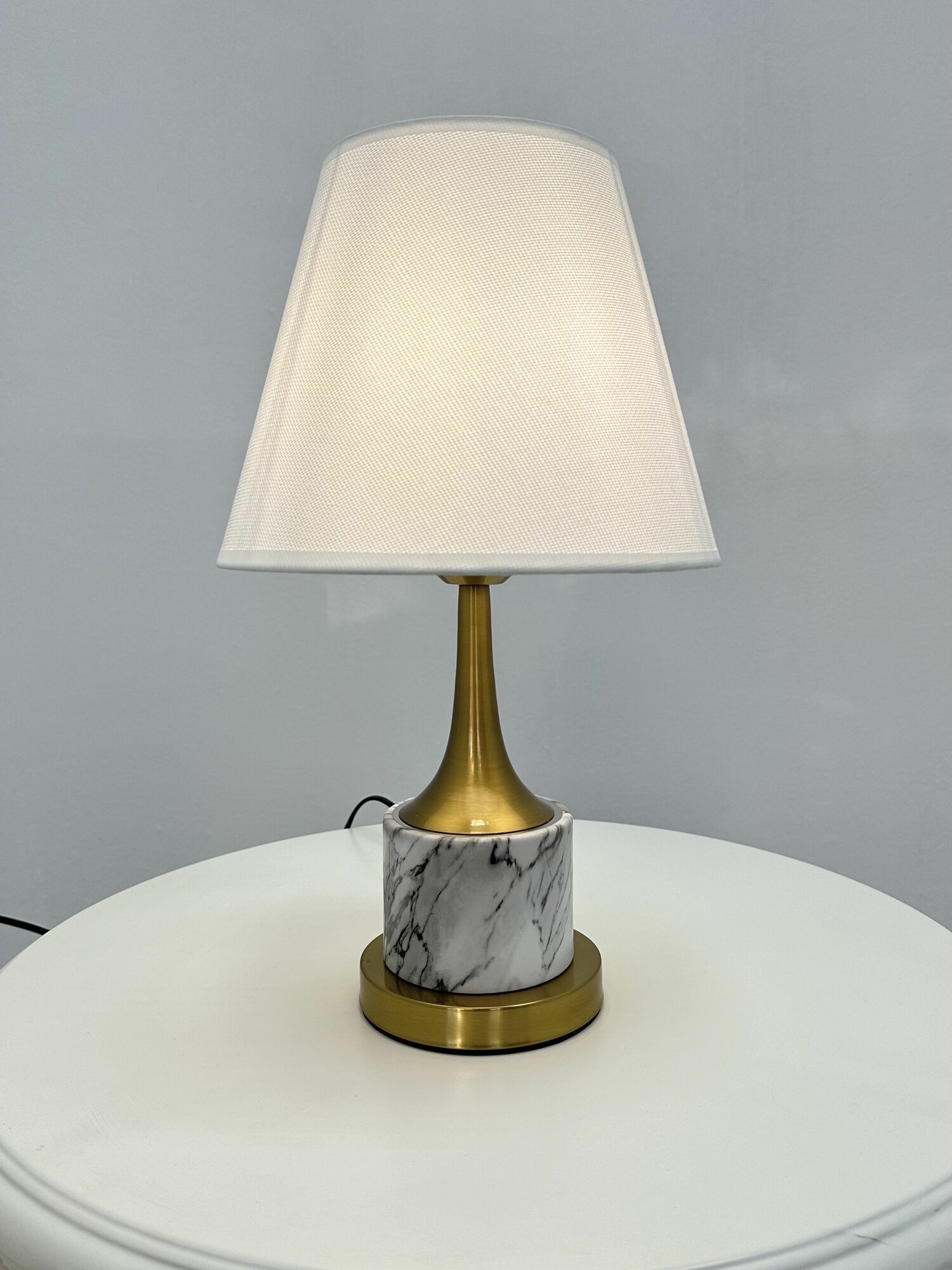 фото Светильник прикроватный с мрамором с белым абажуром, настольная лампа, прикроватная лампа, тканевый абажур