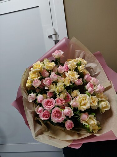 Изображение товара Нежный изысканный букет кремовых и розовых кустовых роз в авторской упаковке