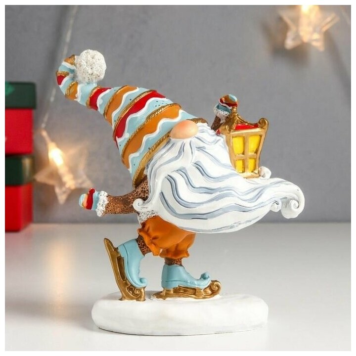 Фигурка декоративная Дедушка Мороз на мини-лыжах с фонариком 13,5х5,5х11,5 см