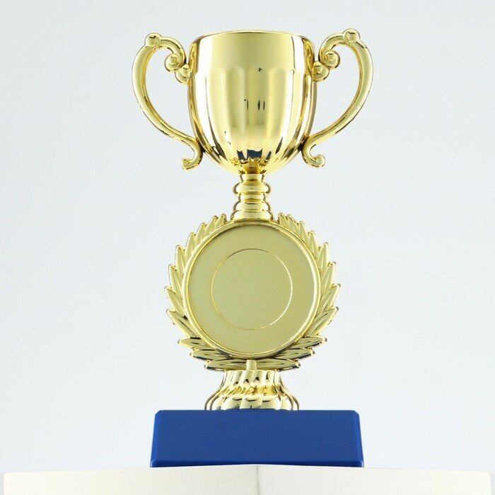 Командор Кубок 057, наградная фигура, золото, подставка пластик, 14 х 6,5 х 6,3 см.