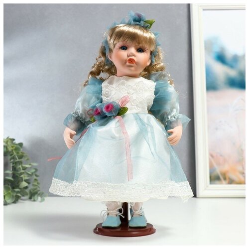 фото Кукла коллекционная керамика "флора в бело-голубом платье и лентой на голове" 30 см