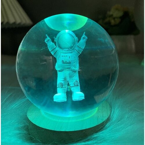 Ночник светильник 3D хрустальный шар 8см. Космонавт Астронавт/RGB разноцветный смена цветов/деревянное основание/питание USB/Без блока питания