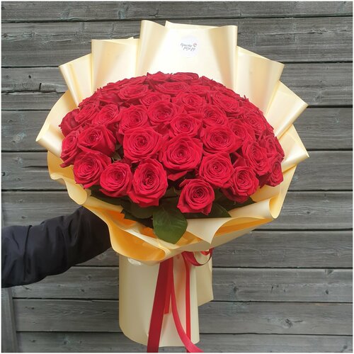 Розы Премиум 51 шт красные 50 см в кремовой упаковке арт.11598 - Просто роза ру
