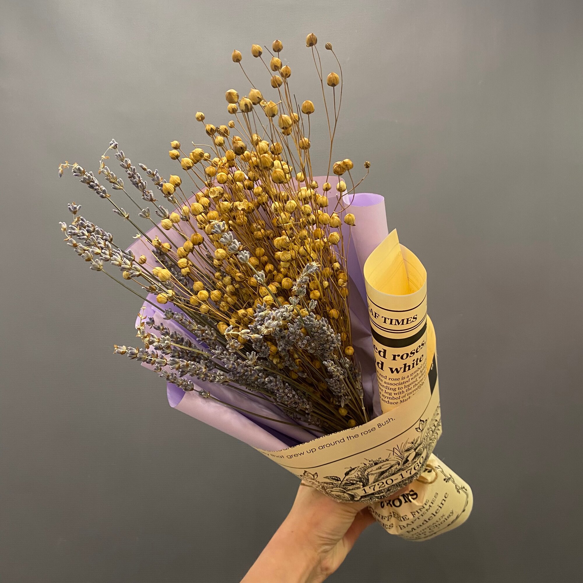 Лаванда и лен в упаковке с букетом