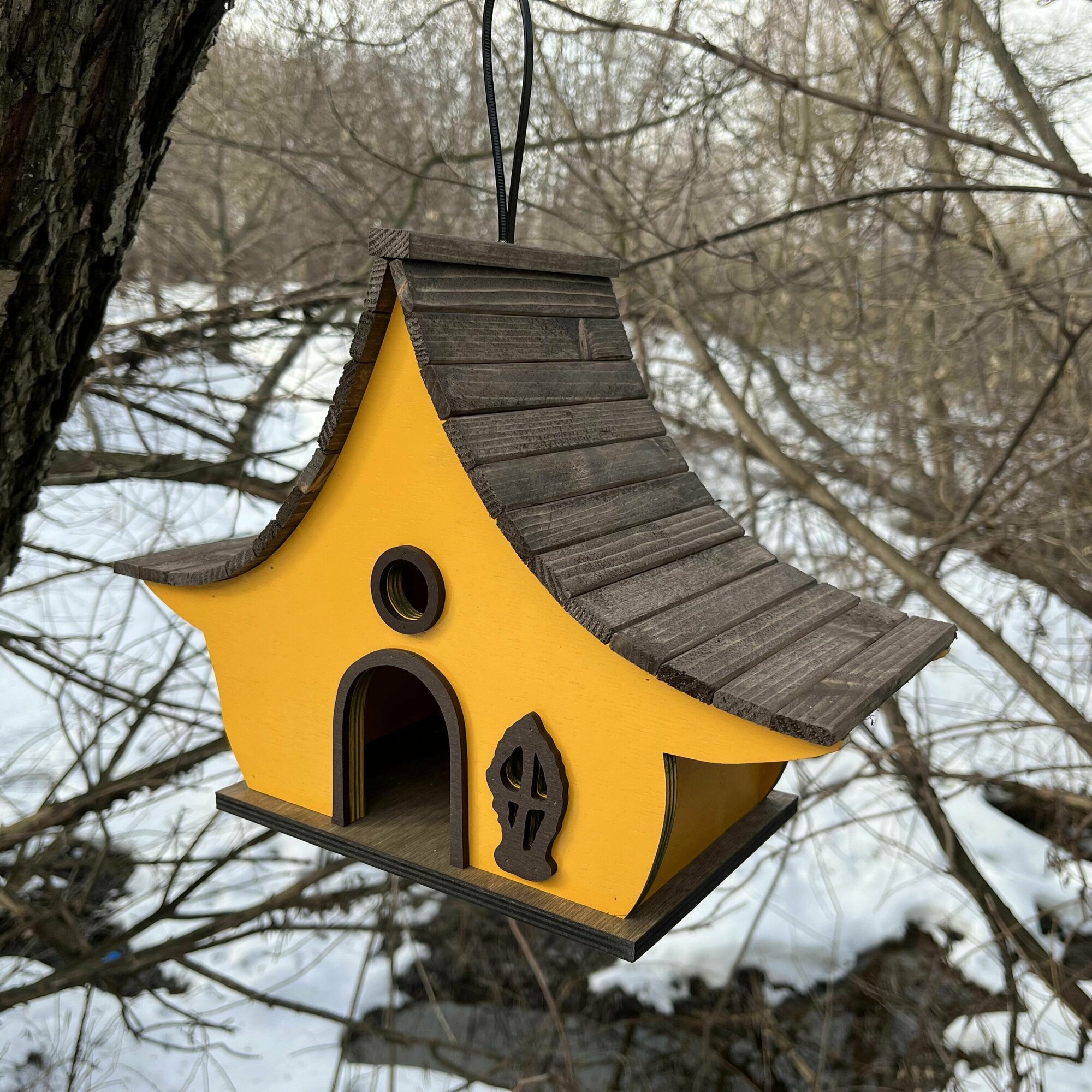 Деревянный скворечник для птиц PinePeak / Кормушка для птиц подвесная для дачи и сада, 240х330х150мм - фотография № 1