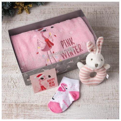 фото Набор подарочный для новорожденных крошка я pink winter, плед 85*100 см, игрушка, носки 9-12 месяцев